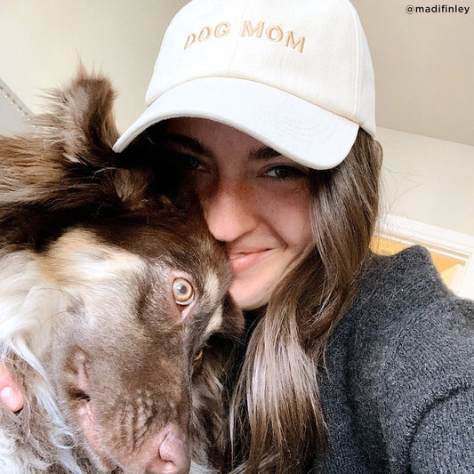 casquette DOG MUM Ivory de Lucy & Co. portée avec fierté par une dog mom