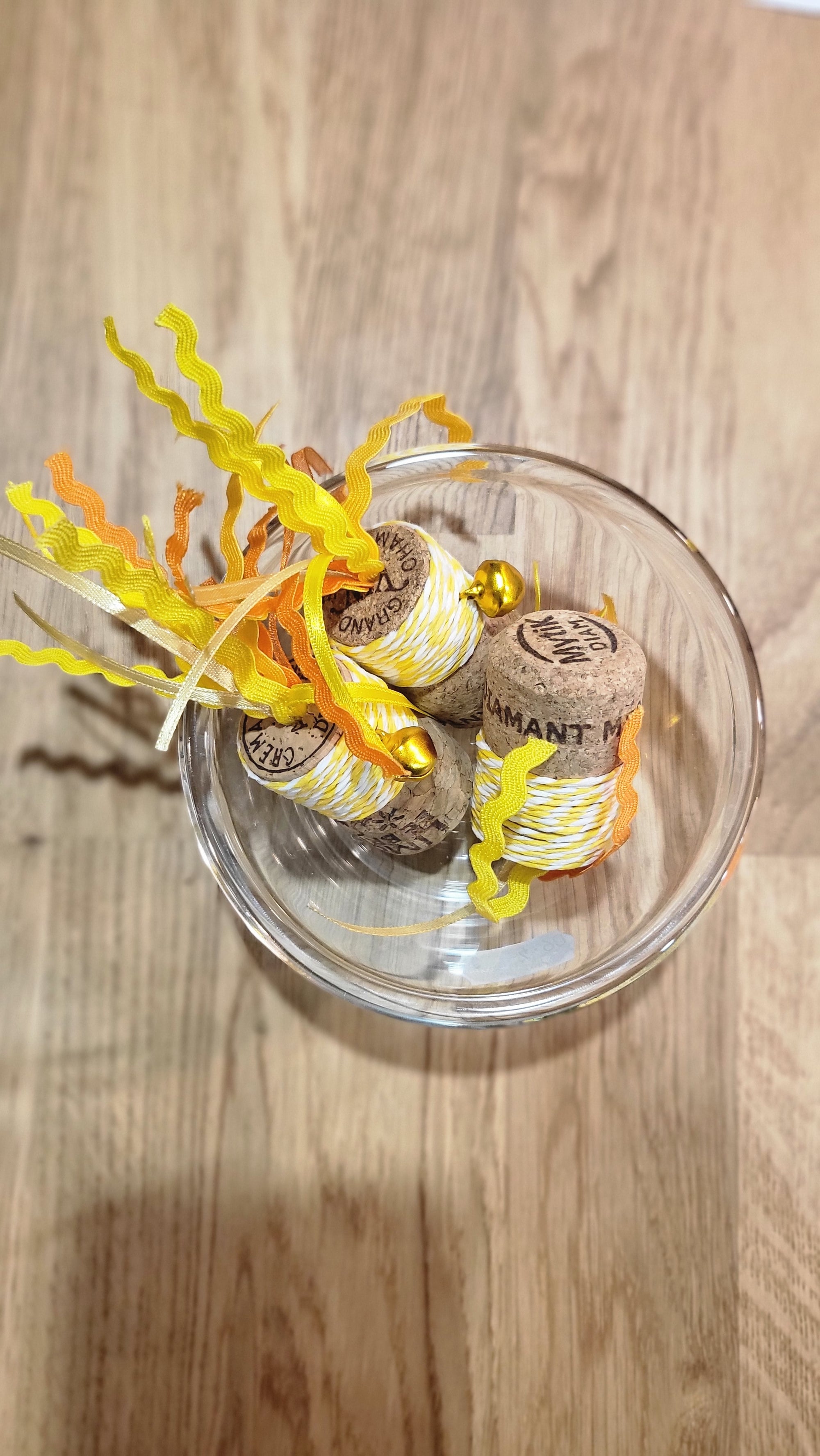 Bouchon Les Pepettes Créations avec rubans colorés et bouchon de liège.