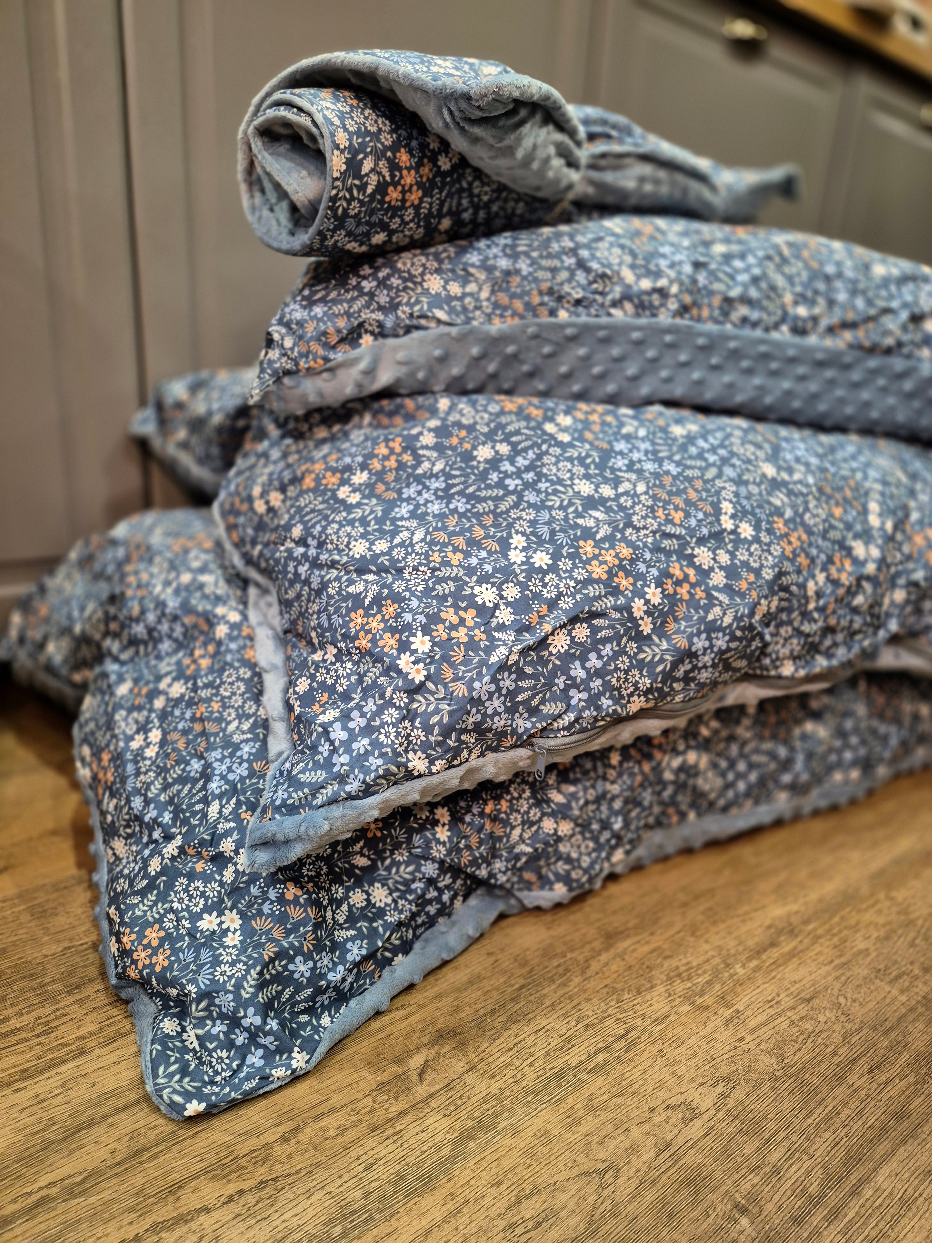 Coussin Liberty bleu déperlant/Minky bleu gris