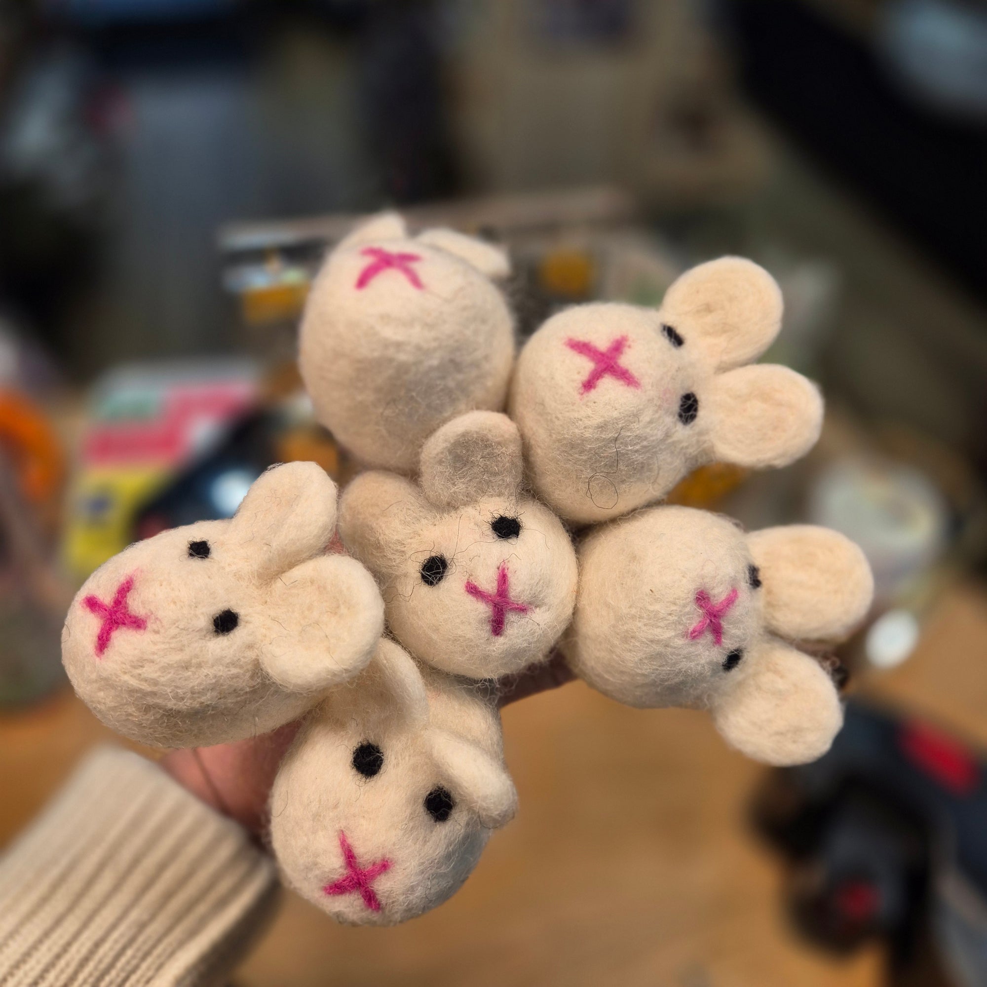 Jouet chat souris en feutre naturel Cocoon Paris, artisanal et fait main.