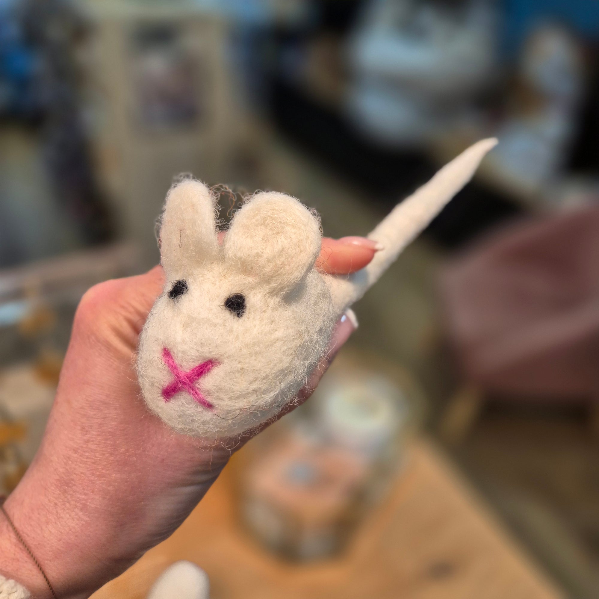 Jouet chat souris en feutre naturel Cocoon Paris, artisanal et fait main.