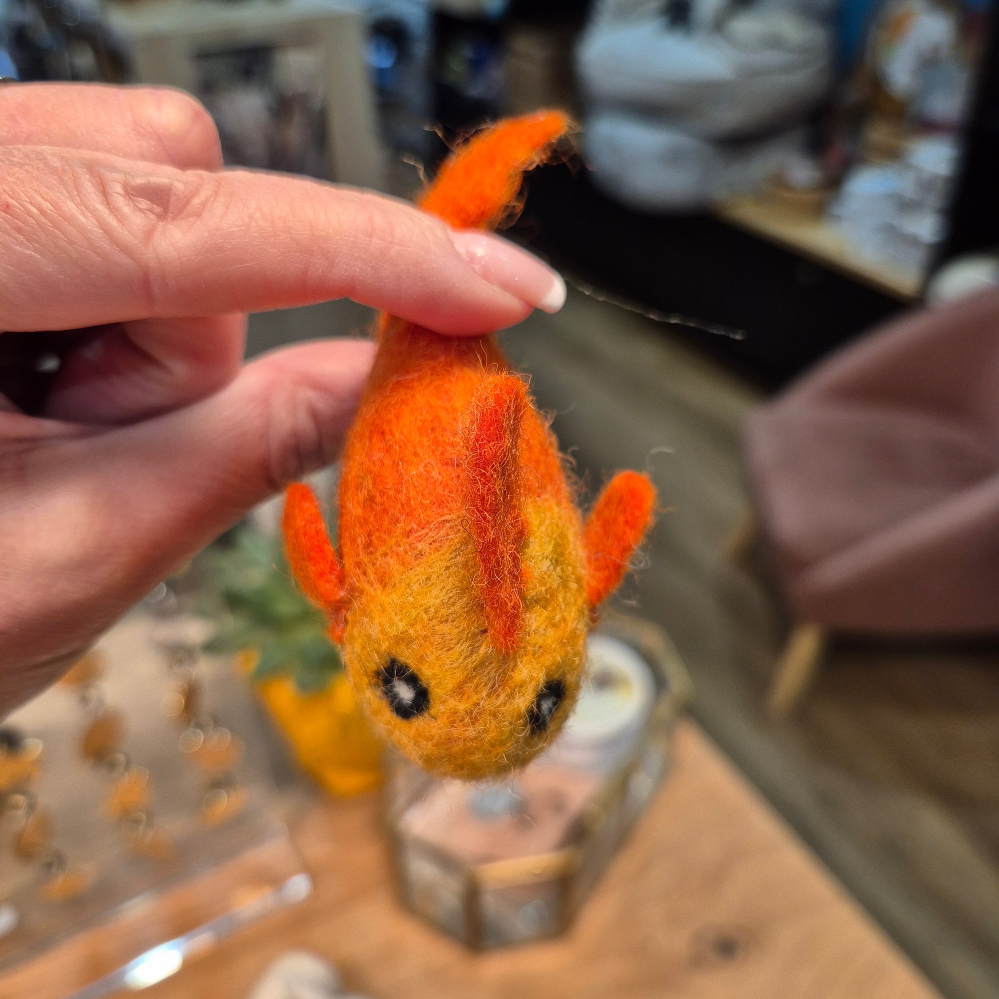 Jouet pour chat poisson en feutre naturel Cocoon Paris, artisanal et lavable.