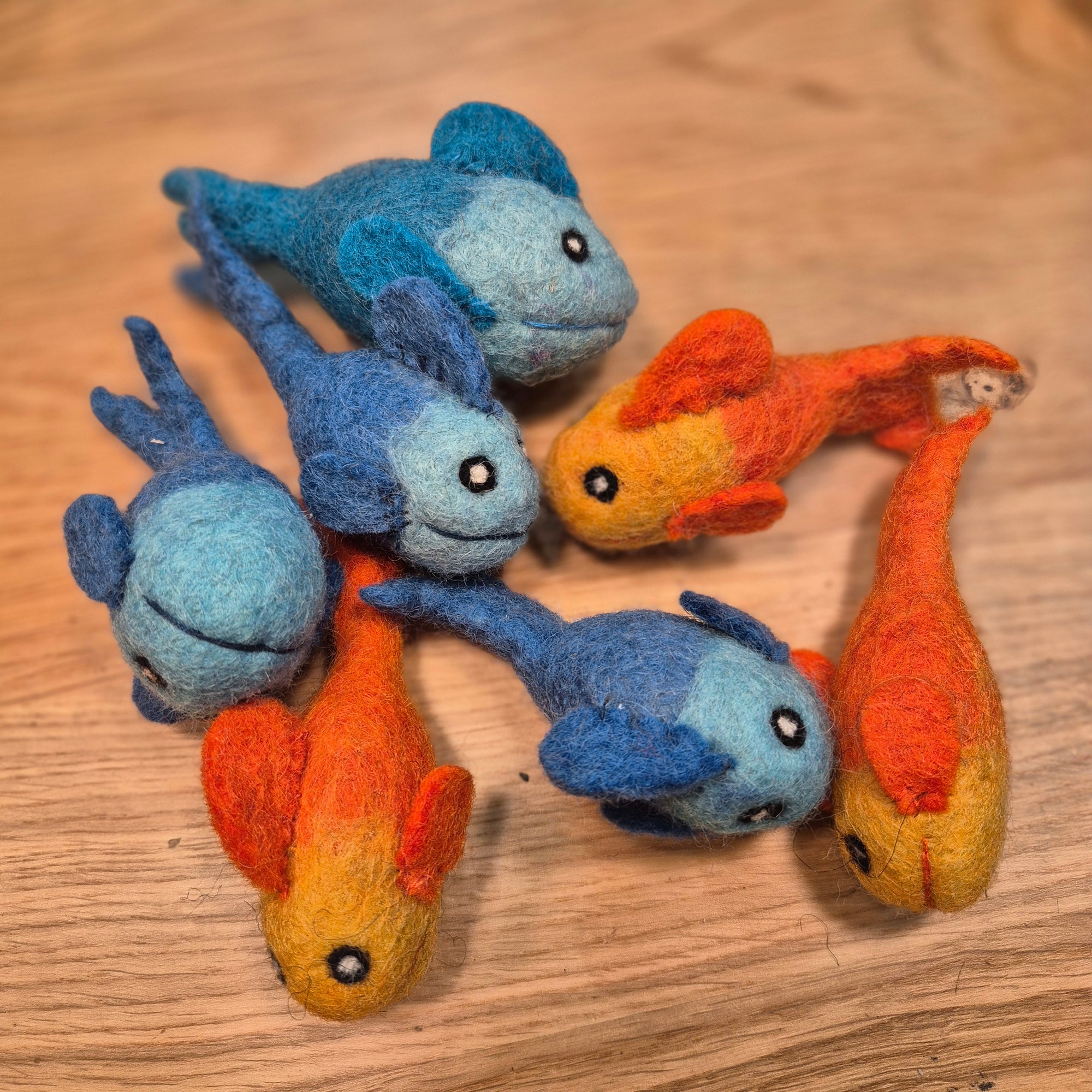 Jouet pour chat poisson en feutre naturel Cocoon Paris, artisanal et lavable.