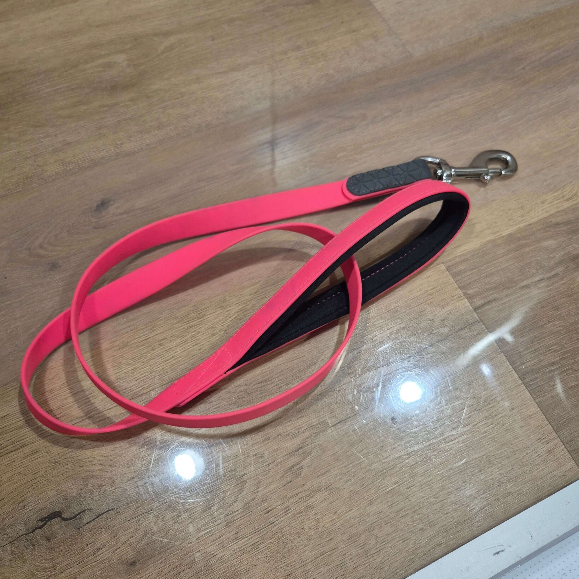 Laisse Biothane Hunter rose fluo 120 cm poignée rembourrée dépôt vente