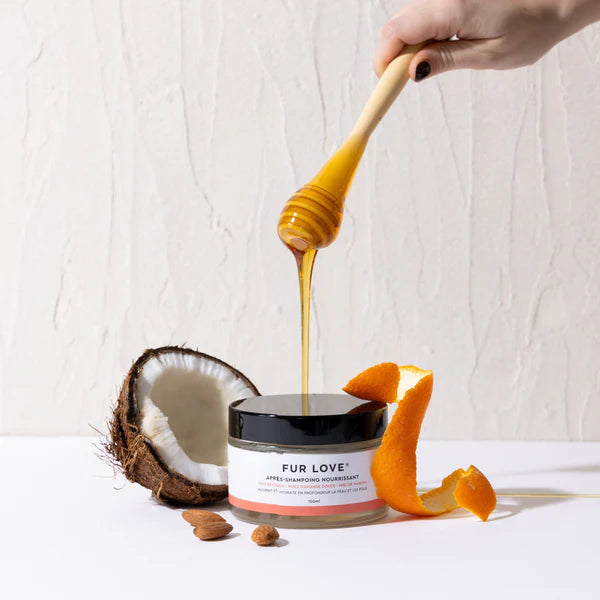 Après-shampoing Fur Love pour chiens, hydrate et démêle les poils, apaisant les irritations et apportant un parfum doux et naturel.