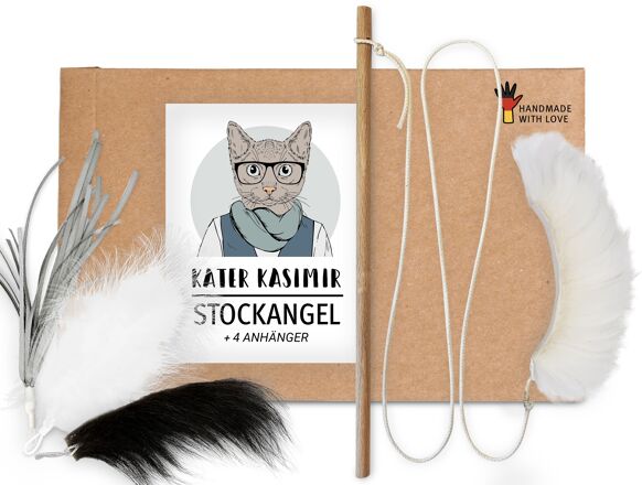 Découvrez le jeu de canne pour chat KATER KASIMIR, fabriqué à la main avec amour en Allemagne. Stimulez l'instinct de chasse de votre félin avec une canne en hêtre et 4 jouets pendentifs. Disponible chez DOG DELICAT, le choix des maîtres exigeants de chiens et chats heureux.
