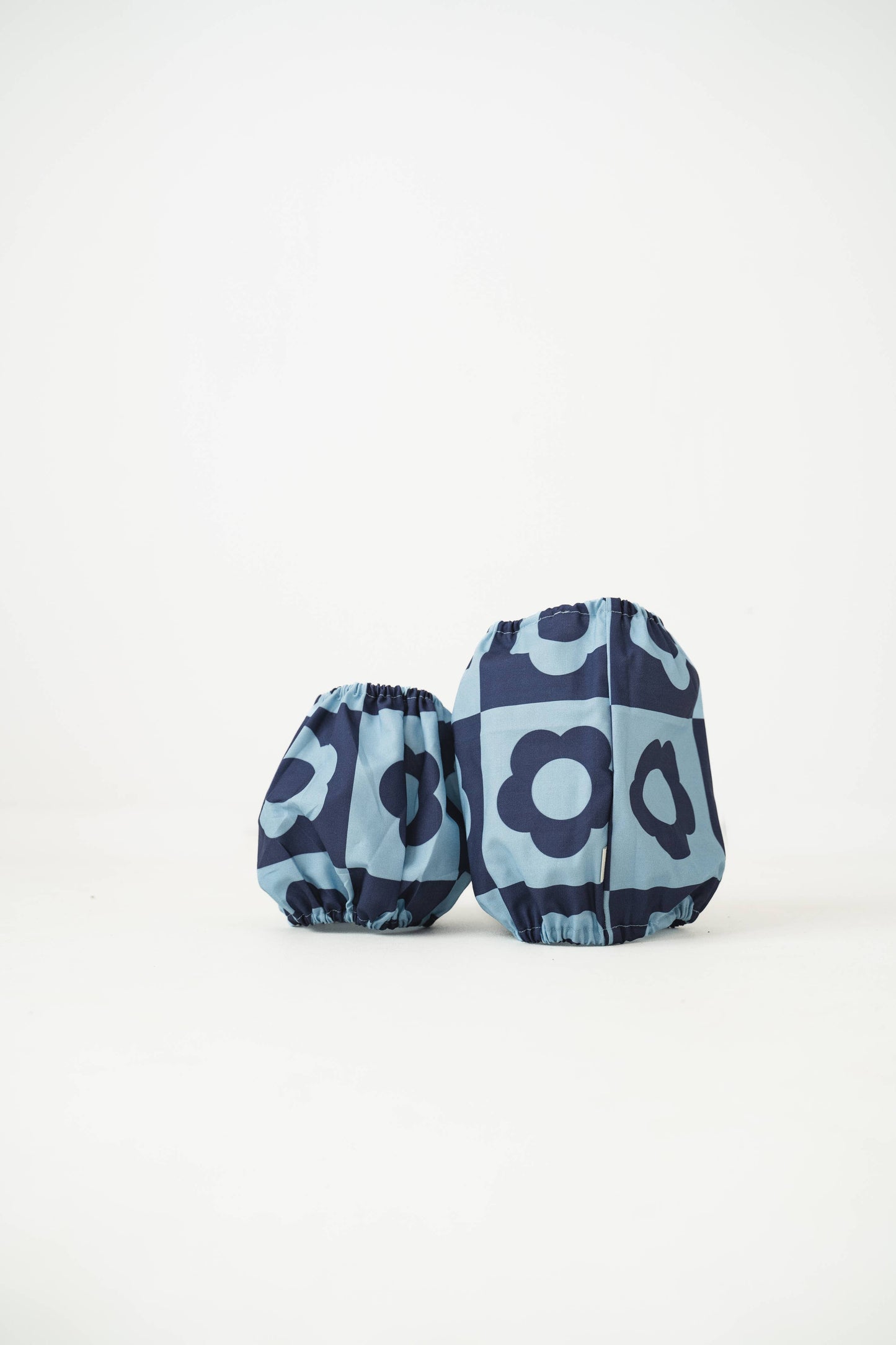 Snood Blue Flowers pour chiens, coton avec motif rétro fleurs bleues, idéal pour protéger les longues oreilles comme celles des Cocker Spaniels.