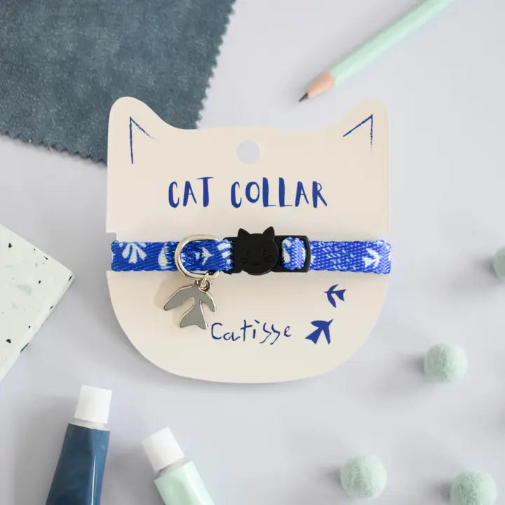 Illustration d'un collier pour chat "Catisse" de Niaski, mettant en valeur la breloque en émail en forme de chat assortie.