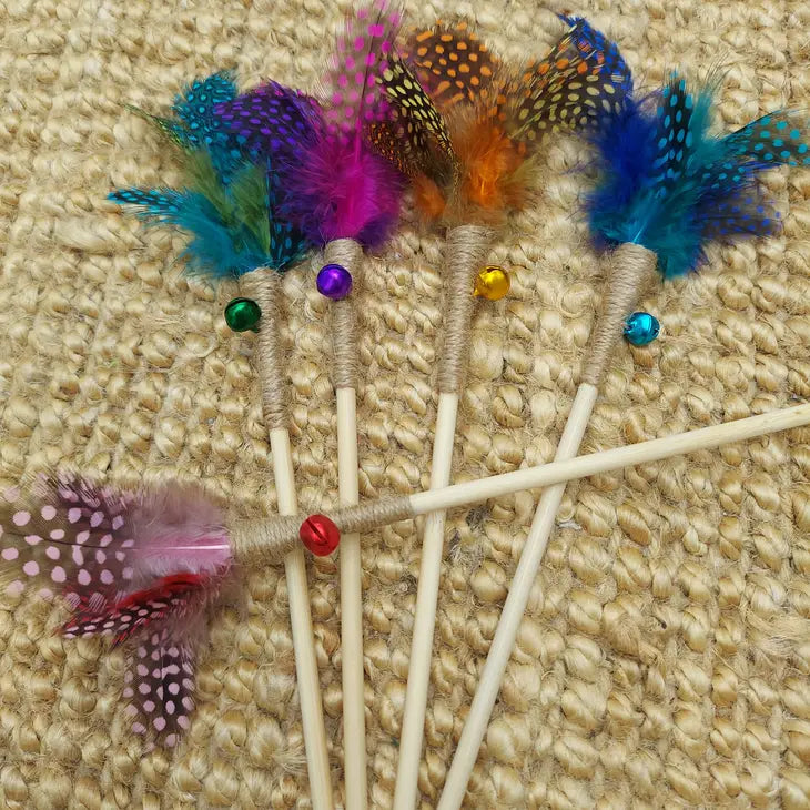Petit Plumeau Mademoiselle Mouche Les Pepettes Créations avec plumes de faisans et bois de bambou.