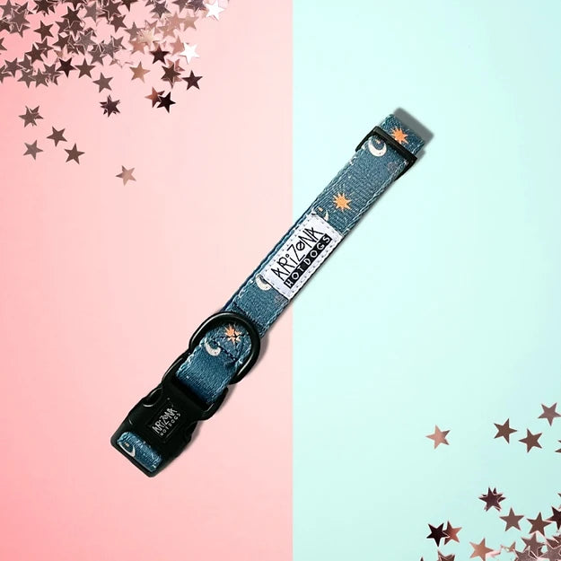 Découvrez le Collier Nylon Moonlight - Un collier robuste avec le motif astrologie Moonlight, conçu par ARIZONA HOT DOGS, disponible chez DOG DELICAT. .