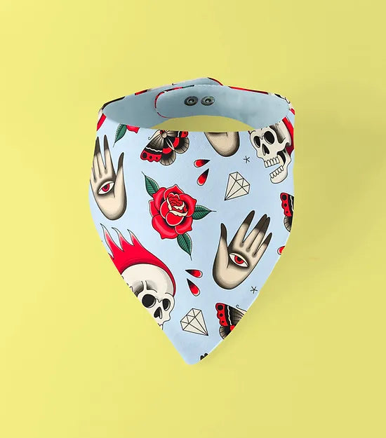 Découvrez le bandana réversible de la marque Arizona Hot Dogs. Motifs Roses et Têtes de mort sur fond bleu ciel, verso uni avec l'inscription de DOG DELICAT