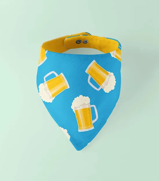 Photo du Bandana Cheers d'Arizona Hot Dogs. Le bandana présente de jolis motifs de bières sur fond bleu vif, avec un verso uni jaune. Il est attaché autour du cou d'un chien heureux, ajoutant une touche de style à son apparence. Fabriqué en coton de qualité et réversible, ce bandana est à la fois esthétique et confortable pour votre compagnon à quatre pattes. Offrez-lui un accessoire tendance et coloré avec le Bandana Cheers de DOG DELICAT !