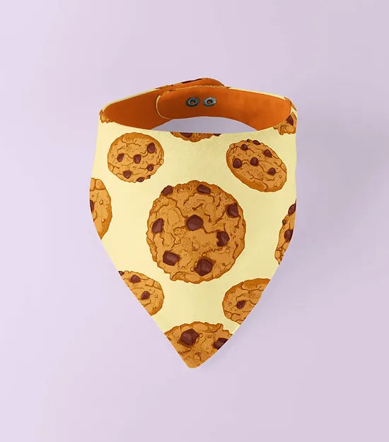 Découvrez le bandana réversible de la marque Arizona Hot Dogs. Motifs cookies sur fond jaune, verso uni avec l'inscription de DOG DELICAT.