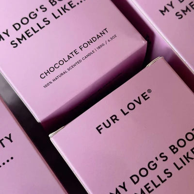 Bougie gourmande Fur Love "My Dog's Booty Smells Like...", au chocolat, caramel et crème fouettée, pour une expérience olfactive sécurisée.