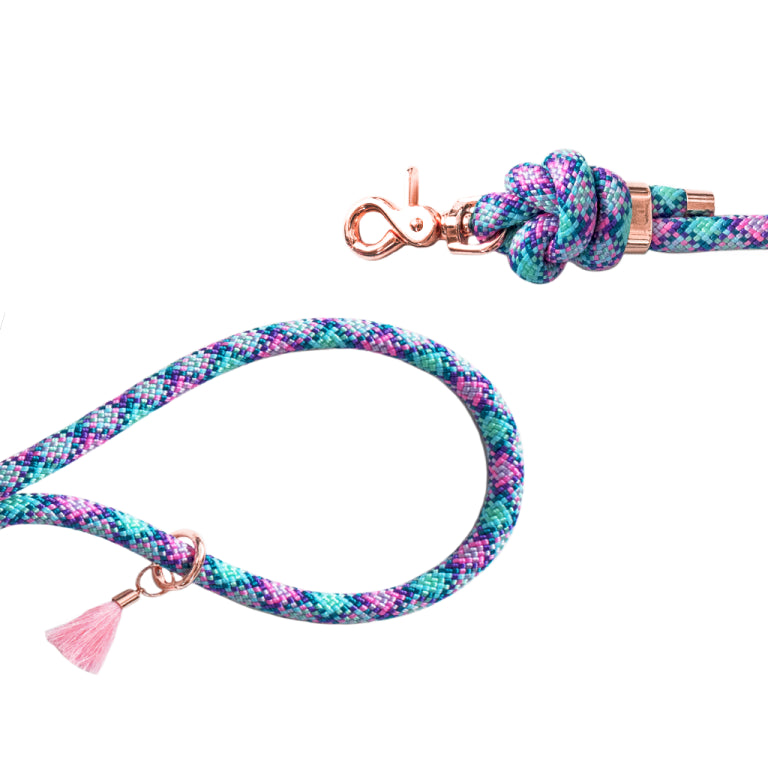 Laisse Bandoulière pour chien en paracorde Chamallow de Frimousse Dog - Fabriquée en France, coloris bleu et rose, adaptée à toutes les races de chiens.