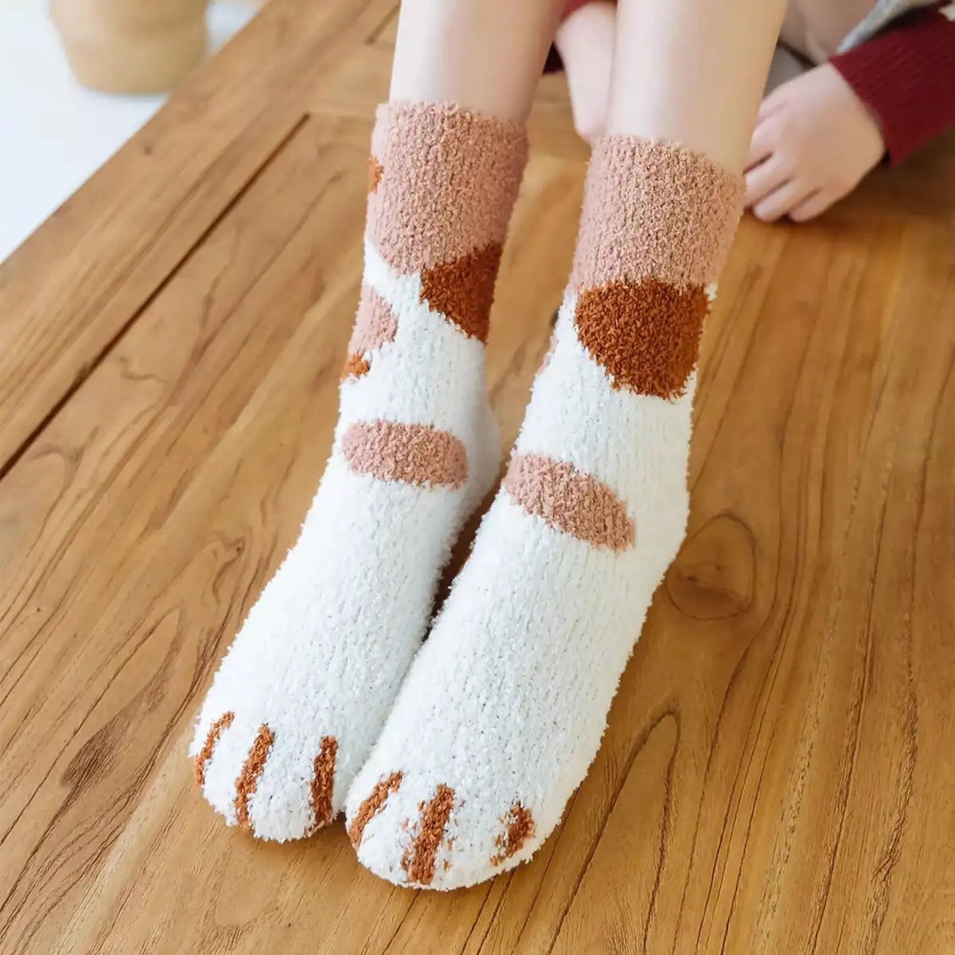 Chaussettes d'hiver molletonnées avec motifs pattes de chats colorés, en coton stretch, pour un confort et une chaleur optimaux.