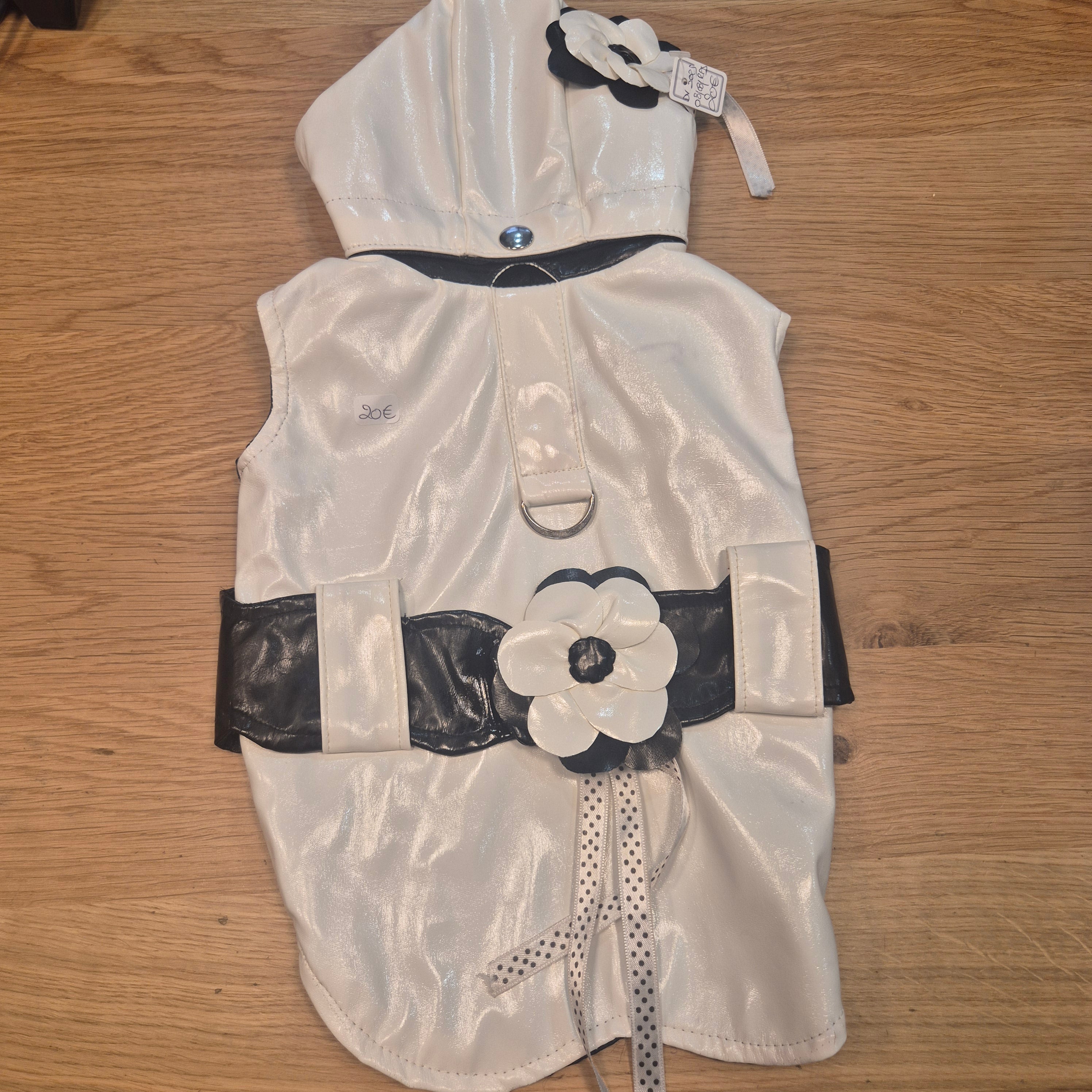 Ciré blanc chien Royal Fifi T29 ceinture noire fleur seconde main dépôt vente