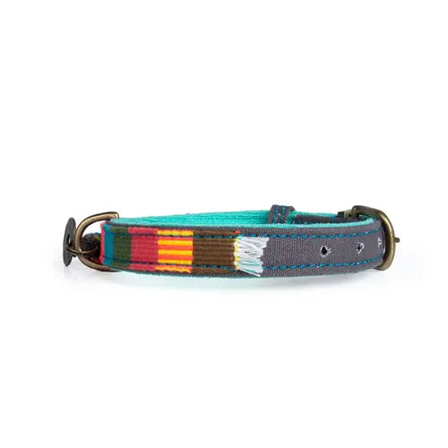 Collier pour chien Mr & Mrs Smith de DWAM, en cuir et tissu, alliant style et confort.