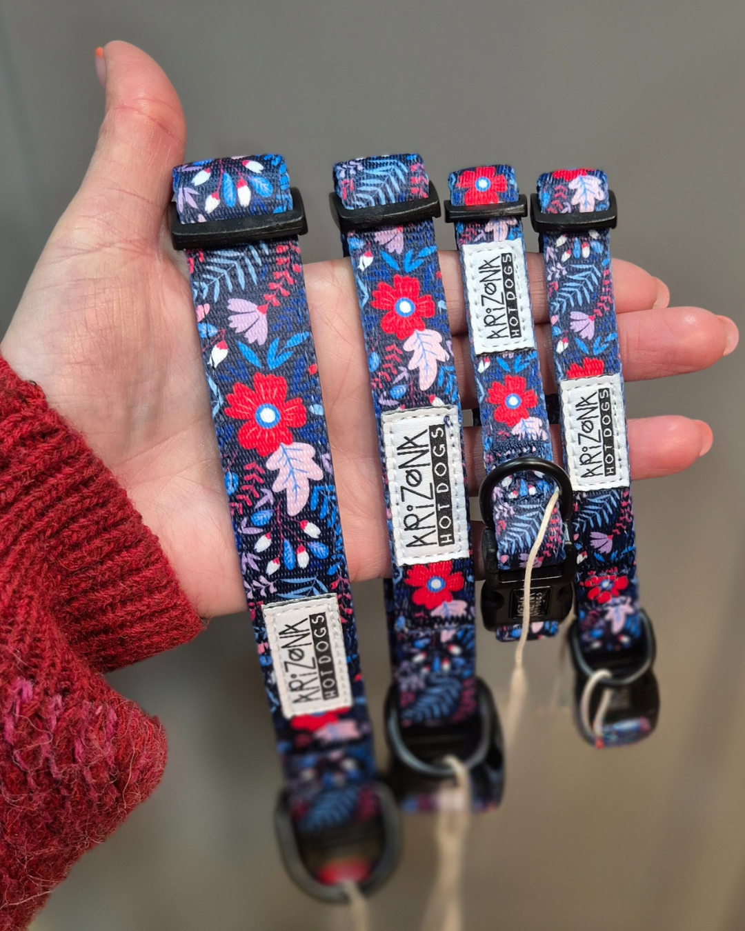 Collier Violala d’Arizona Hotdogs : en nylon résistant, ajustable, imprimé floral violet et rouge, avec boucle en acétal incassable.