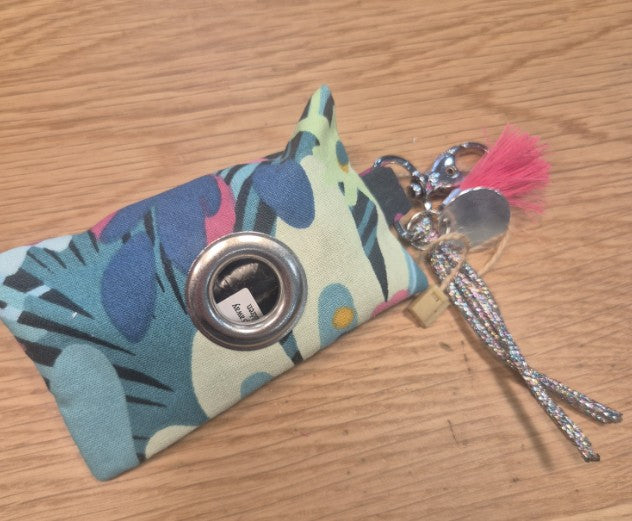 Distributeur sacs chien motif Anna fleuri fait main