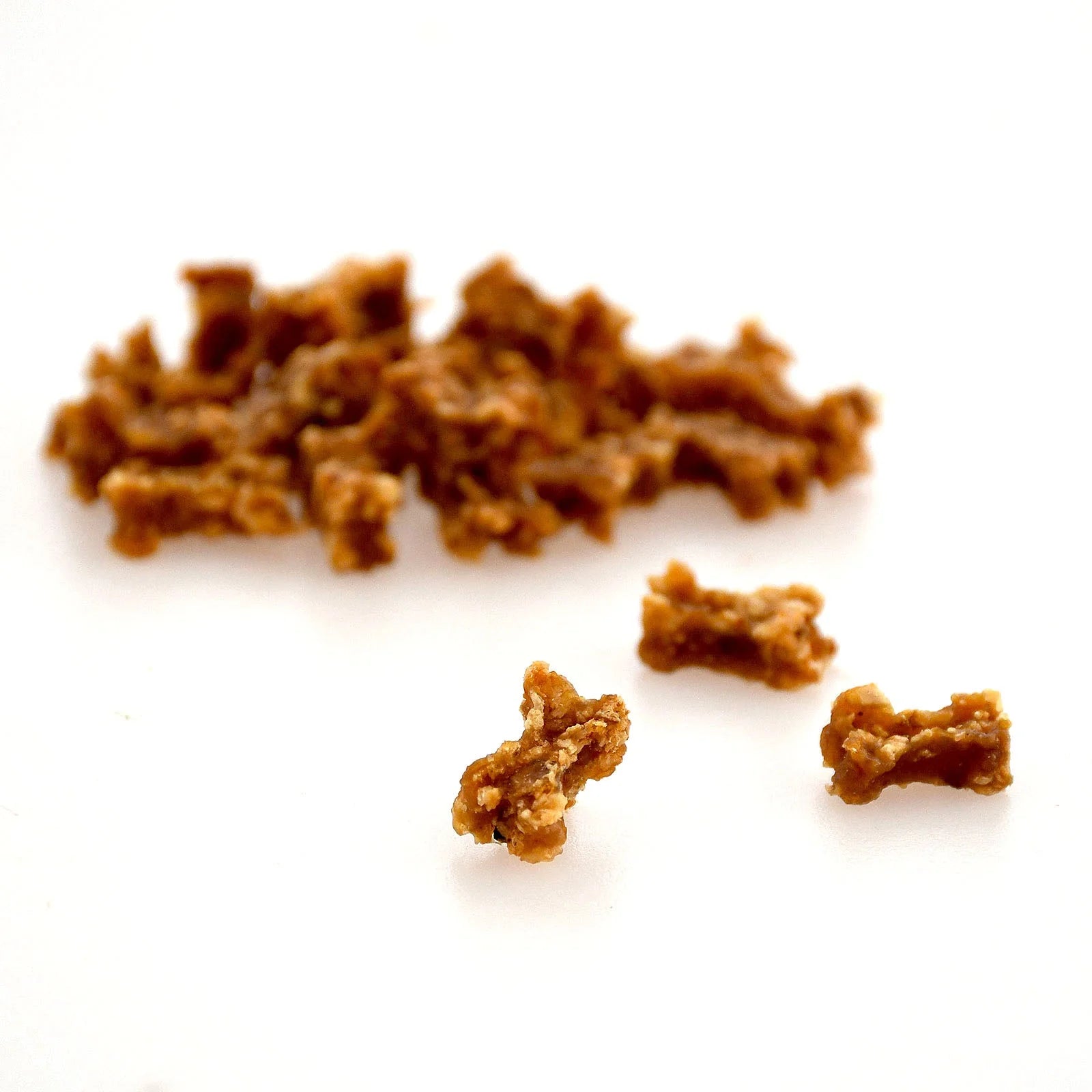 Friandises d'entraînement pour chiens Sana à base de poulet, myrtilles et canneberges en sachet de 100g ou seau de 1kg.