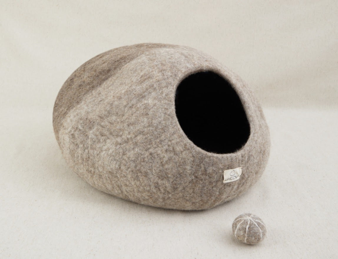 Grotte en laine beige pour chat - Confort et cachette douillette.