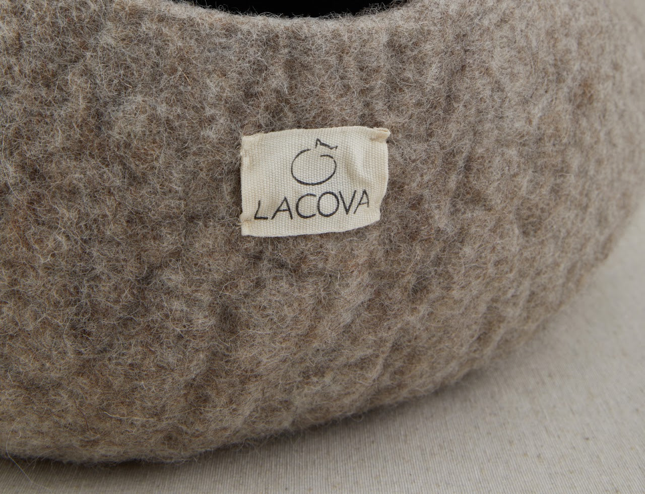 Grotte en laine beige pour chat - Confort et cachette douillette.