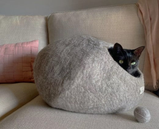 Grotte en laine beige pour chat - Confort et cachette douillette.