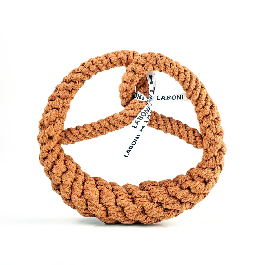 Jouet en corde pour chien en forme de bretzel Britta de Laboni, fait en coton naturel.