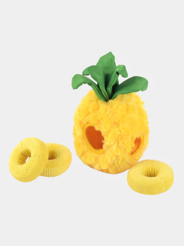 Jouet en peluche pour chien en forme d'Ananas 🍍 de la collection Tropical Paradise de Pet Play, avec tranches d'ananas à cacher et rembourrage écologique.