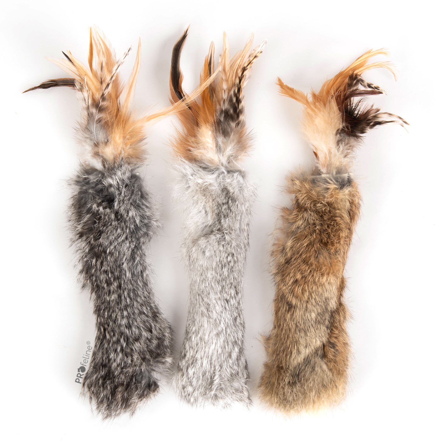 Jouet pour chat Wild Fur Buster en fourrure de lapin avec plumes et herbe à chat.