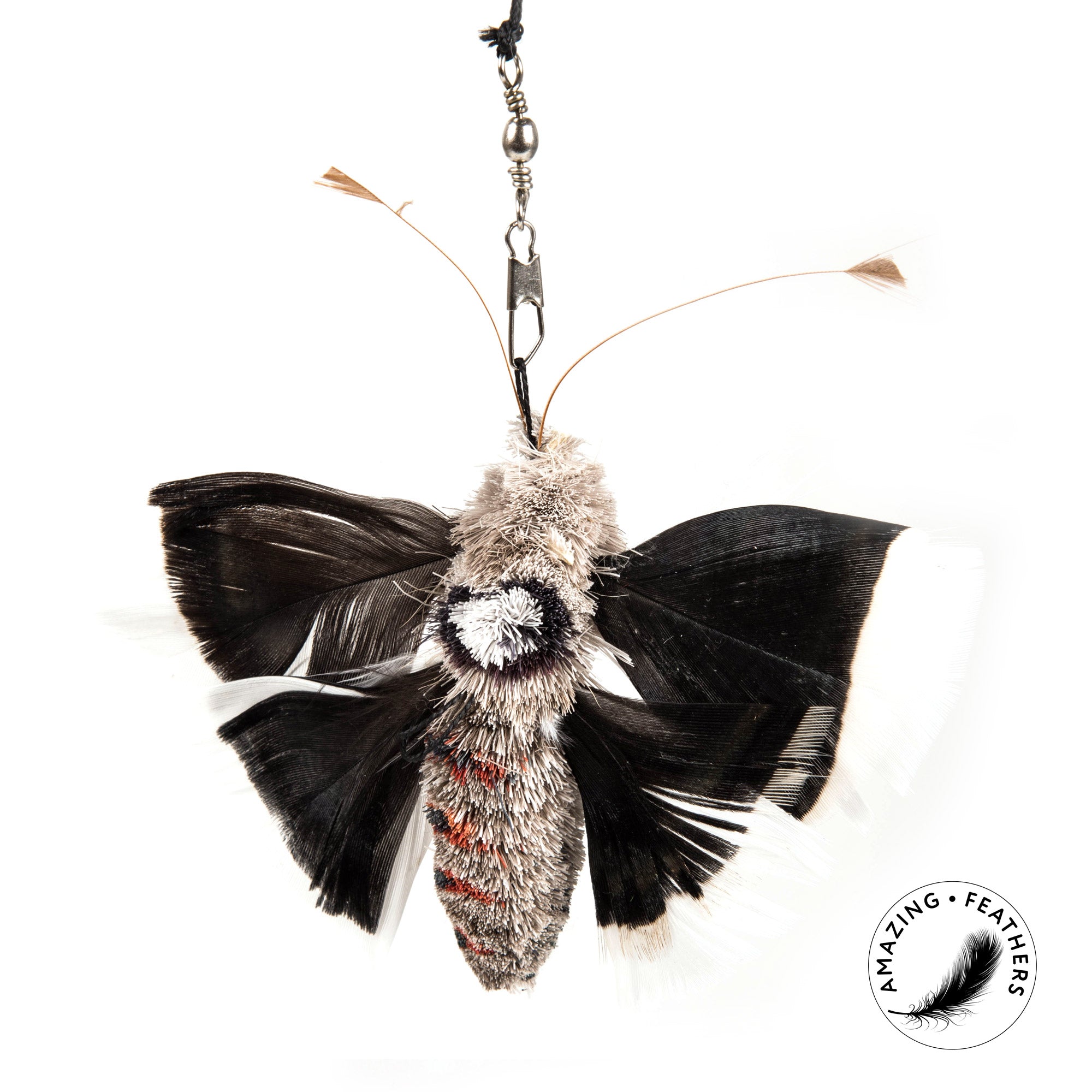 Pendentif pour canne à chat en plumes naturelles non teintées, papillon de nuit avec corps en poils de cerf, signé Profeline.