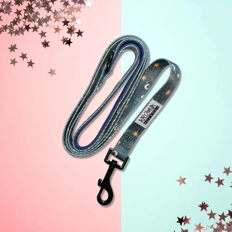 Laisse bandoulière pour chien Moonlight, ajustable et résistante, idéale pour des balades mains libres. Motif étoilé élégant et fonctionnel.