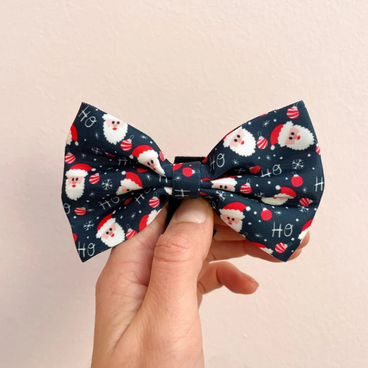 Nœud papillon de Noël HoHoHo pour chien par Arizona Hotdogs, motif Père Noël, attache velcro pour collier ou harnais.