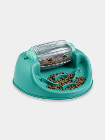 Chien jouant avec le jouet interactif Spin N' Eat de Nina Ottosson, un distributeur de friandises stimulant et éducatif.