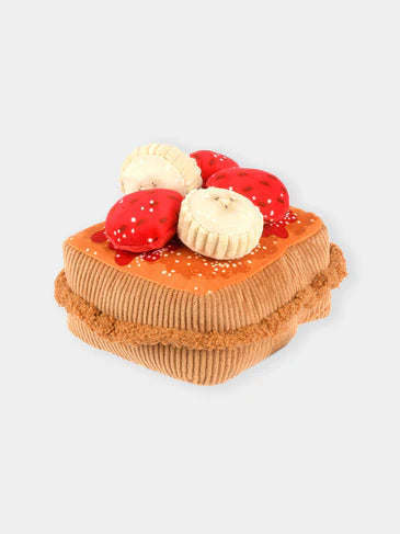 Peluche French Toast Pet PLAY pour chien, avec squeaker et papier sonore, conçue à partir de matériaux recyclés.