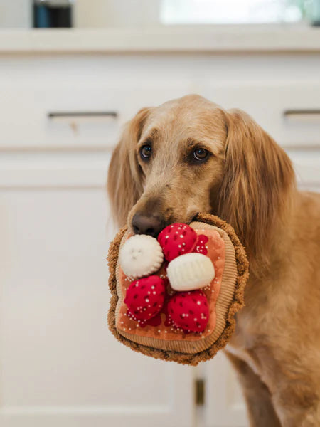 Peluche French Toast Pet PLAY pour chien, avec squeaker et papier sonore, conçue à partir de matériaux recyclés.