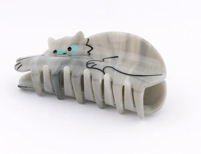 pince chat gris dodu pour coiffure chignon