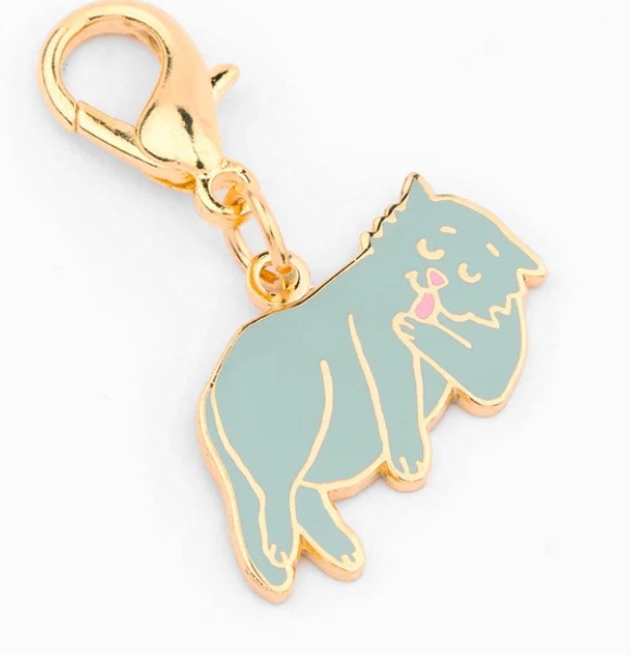 porte-clé chat gris médaille féline élégante