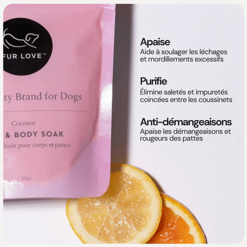 Poudre de bain apaisante The Fur Love, spécialement formulée pour apaiser les pattes irritées des chiens.