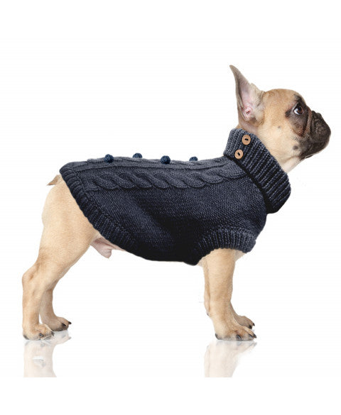 Pull pour chien Torsade Keelan bleu marine avec boutons en bois et pompons, signé Milk & Pepper, disponible chez DOG DéliCAT.