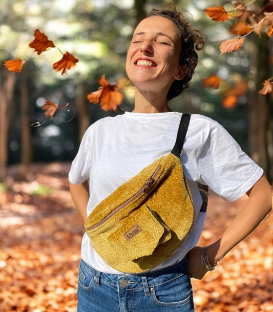 Sac banane Eman en velours ocre bouclé pour promenade de chien, avec grande poche, doublure en coton et anse réglable.