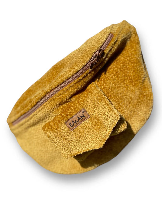 Sac banane Eman en velours ocre bouclé pour promenade de chien, avec grande poche, doublure en coton et anse réglable.