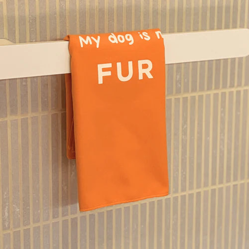 Serviette en microfibre Fur Love, ultra absorbante et douce pour sécher efficacement le pelage de votre chien après le bain.