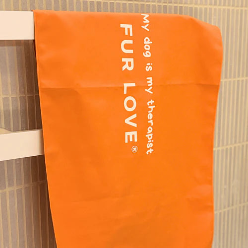 Serviette en microfibre Fur Love, ultra absorbante et douce pour sécher efficacement le pelage de votre chien après le bain.