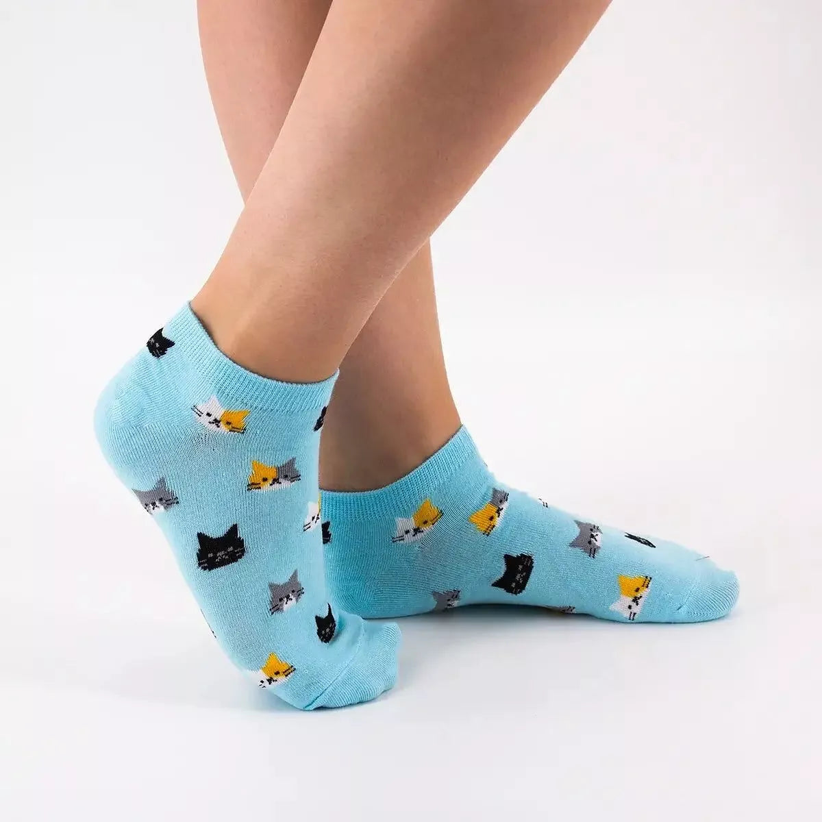 Soquettes avec dessin de chat noir et blanc sur fond bleu ciel - Collection Limitée Tites Chaussettes