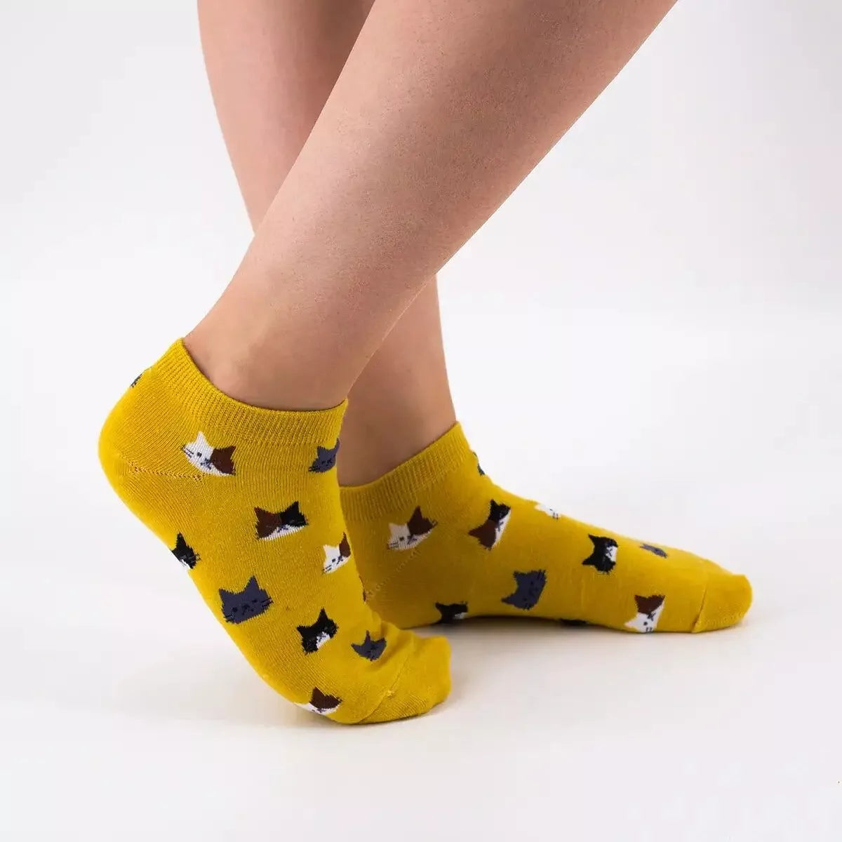 Soquettes avec dessin de chat noir et blanc sur fond bleu ciel - Collection Limitée Tites Chaussettes
