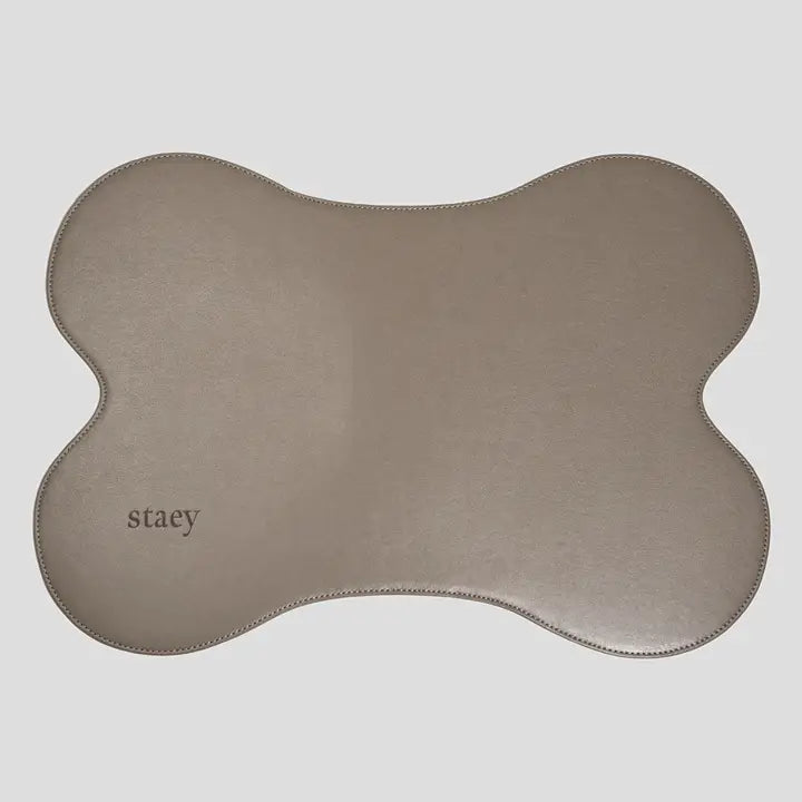 Tapis de gamelle pour chien design Alva Taupe Staey – Staey – DOG DéliCAT