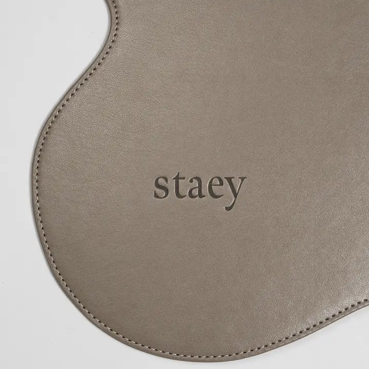 Tapis de gamelle pour chien design Alva Taupe Staey – Staey – DOG DéliCAT