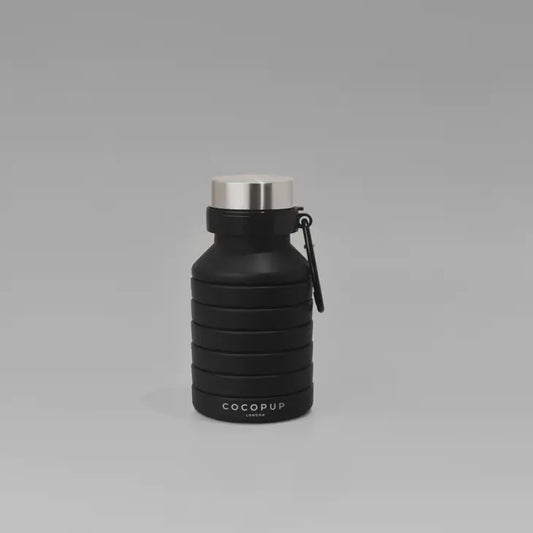 La bouteille d'eau pliable noire de Cocopup London révolutionne vos promenades avec votre chien.